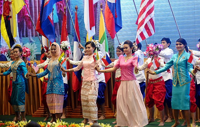 Камбоджийские танцовщицы на 20-ом саммите в Пномпене, посвящённом 45-летию Ассоциации государств Юго-Восточной Азии (АСЕАН), 3 апреля 2012 года. Фото: Hoang Dinh Nam/AFP/Getty Images