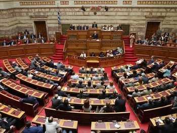 Парламент Греции принял новый пакет мер по экономии бюджета. Фото с bote.ch