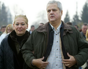 Бывший премьер-министр Румынии Адриан Нэстасе с женой Даной в 2004 году. Фото:  DANIEL MIHAILESCU/AFP/Getty Images