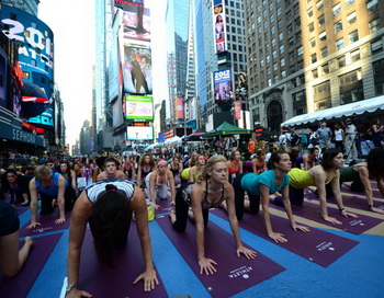 Тысячи любителей йоги отметили день летнего солнцестояния в центре Нью-Йорка. Фото:  EMMANUEL DUNAND/AFP/GettyImages