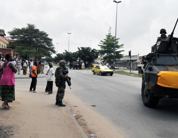 Кот-д’Ивуар:вследствии нападения войск Гбагбо на французское посольство, операция по эвакуации была прекращена. Фото: ISSOUF SANOGO/AFP/Getty Images