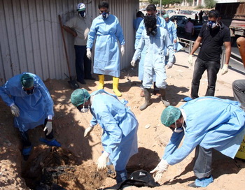 Представители международного Красного Креста обнаружили в Ливии массовые захоронения. Фото: MAHMUD TURKIA/AFP/Getty Images