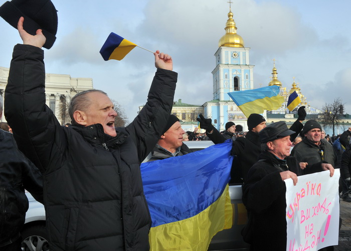 На территории Михайловского собора в Киеве забаррикадировались почти 200 человек