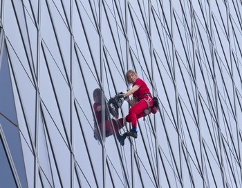 Знаменитый «человек-паук» покорил высочайшее здание ФранцииФото:Getty Images