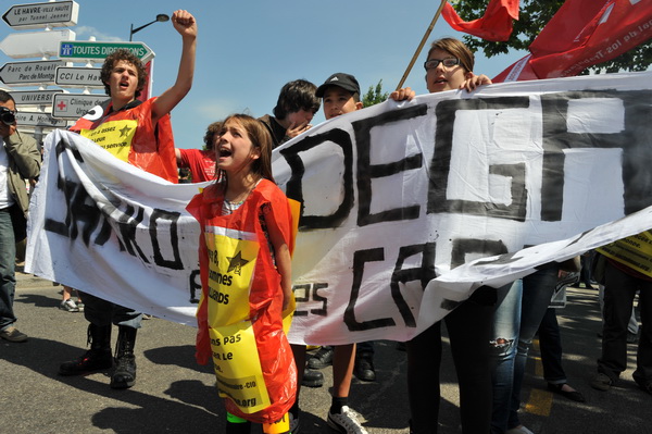 Фоторепортаж об акции протеста против предстоящего саммита G8 во Франции