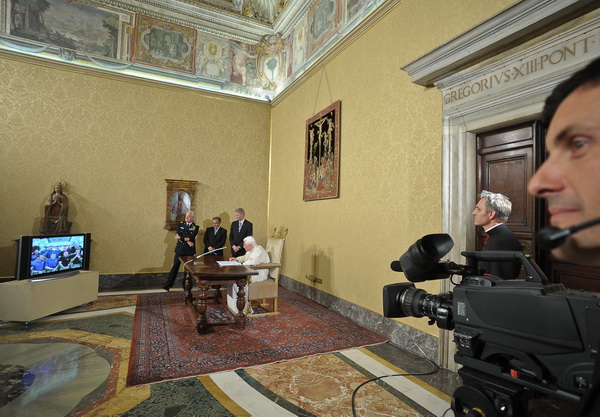 Фоторепортаж о сеансе связи Папы Римского Бенедикта XVI с астронавтами МКС
