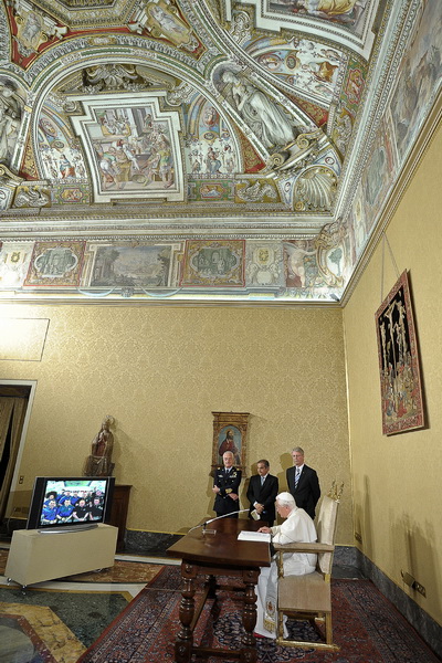 Фоторепортаж о сеансе связи Папы Римского Бенедикта XVI с астронавтами МКС