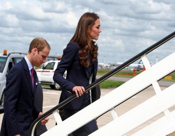  Герцог и герцогиня Кембриджские при посадке в самолет. Фото: Steve Parsons - WPA Pool/Getty Images