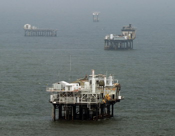  Нефтяные и газовые платформы у побережья штата Луизиана. Фото: MARK RALSTON/AFP/Getty Images