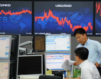 Валютные трейдеры проводят мониторинг в корейском фондовом банке в Сеуле 5 сентября 2011 года. Южнокорейские фондовые торги открылись с резким снижением из-за макроэкономических данных по занятости в США.Фото: PARK JI-HWAN/AFP/Getty Images