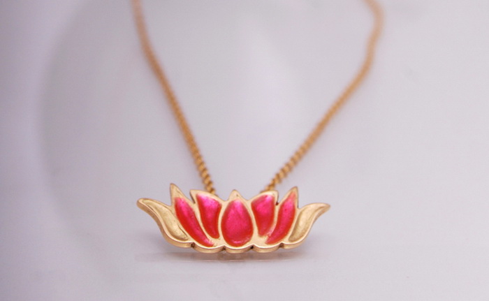 Золотое ожерелье в форме цветка лотоса. Фото с сайта nataliabasdeki.com