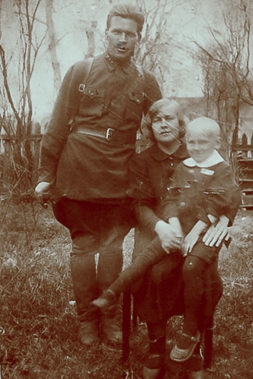 Выборг,1940 год. Юлия с мужем Константином и сыном Владимиром. Фото из архива семьи Юлии.