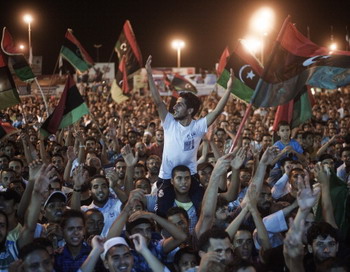 Десятки тысяч ливийцев вышли на центральную площадь Свободы в Бенгази в ночь на 21 августа 2011 года, празднуя первое народное восстание в Триполи против правительства Каддафи. Фото: GIANLUIGI GUERCIA/AFP/Getty Images