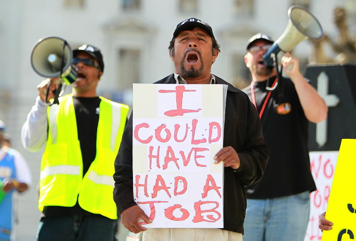 Мировая экономика по-прежнему в состоянии спада. Рабочие, потерявшие возможность приобретения дохода, протестуют. Фото: Justin Sullivan/Getty Images