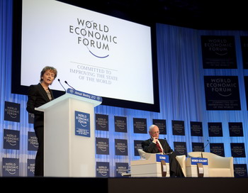 В Давосе встречается элита бизнеса, политики и экономики. Президент Швейцарии Эвелин Видмер – Шлумпф (с лева) произносит речь на Международном Экономическом форуме в Давосе, Швейцария 25 января 2012 года. FABRICE COFFRINI/AFP/Getty Images