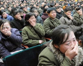 Народ плачет о смерти Ким Чен Ира. Кто не плакал, пойдет в тюрьму. Фото: stern.de