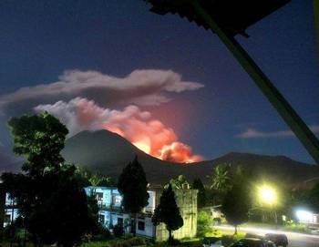 В Индонезии извергается вулкан Локон