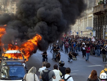 Почти все анти-банковские демонстрации по всему миру прошли мирно. В центре Рима, однако, демонстранты поджигали автомобили. Фото: sueddeutsche.de