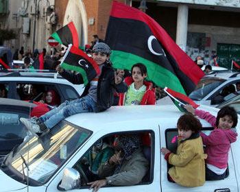 На улицах Триполи люди празднуют годовщину ливийской революции. Фото: stern.de