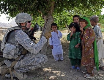 Солдат НАТО разговаривает с детьми в афганской деревне. Фото: vaterland.li