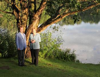 Бундесканцлер Меркель встретила президента России в саду виллы у озера Беренбостелер в местечке Гарбсен возле Ганновера, для совместного ужина. Фото: haz.de
