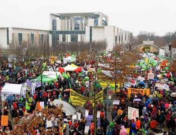 Многотысячные протесты против аграрной индустрии прошли в Германии. Фото: tagesspiegel.de 