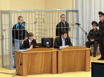 Суд в Беларуси приговорил к смертной казни двух обвиненных во взрыве в метро