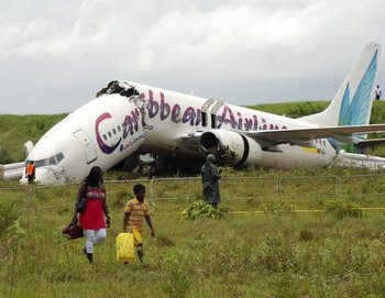 Самолет со 163 пассажирами разломился на две части во время посадки в Гайяне