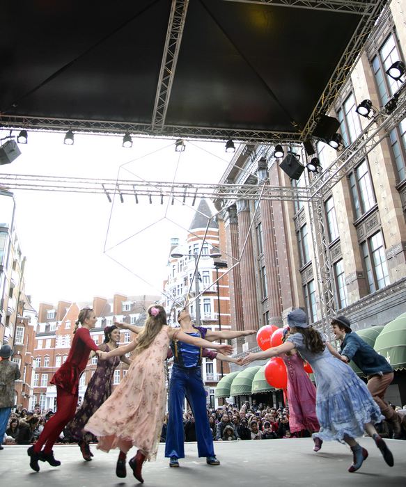 Артисты «Цирка солнца» открыли зимнюю распродажу в лондонском универмаге Harrods