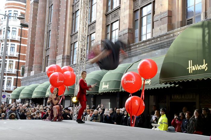Артисты «Цирка солнца» открыли зимнюю распродажу в лондонском универмаге Harrods