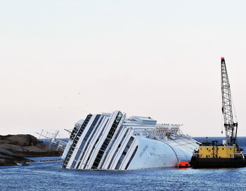Потерпевший крушение лайнер Costa Concordia, Тоскана, Италия. Фото: Laura Lezza/Getty Images