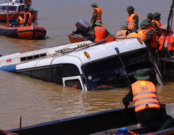 Автобус упал в реку, Вьетнам. Фото: HOANG DINH NAM/AFP/Getty Images