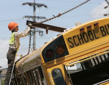 Школьный автобус, попавший в аварию, США. Фото: Larry W. Smith/Getty Images