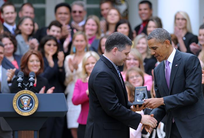 Национального учителя года США поздравил президент в Белом доме