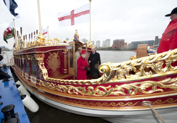 Елизавета II и принц Филипп на открытии легендарного парусника «Катти Сарк»