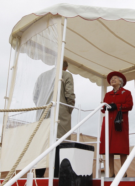 Елизавета II и принц Филипп на открытии легендарного парусника «Катти Сарк»