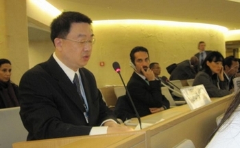 Докладчик Чэнь Шичжун на заседании ООН по правам человека рассказывает о преступлениях режима компартии Китая против сторонников Фалуньгун. Сентябрь 2013 год. Фото: The Epoch Times