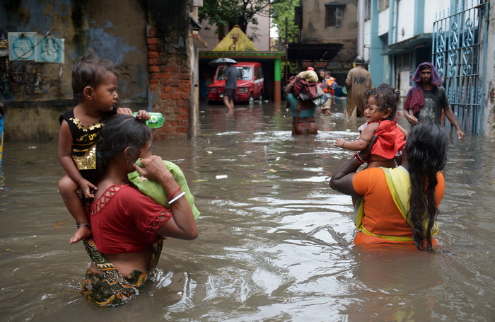Проливные дожди вызвали наводнения в восточной Индии. Фото: DIBYANGSHU SARKAR/AFP/Getty Images