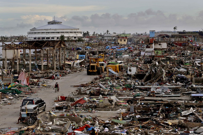 Для участия в ликвидации последствий действия тайфуна «Хайян» администрация США направляет на Филиппины ещё три десантно-транспортных корабля. Фото: Kevin Frayer/Getty Images
