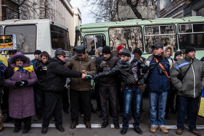 Автомобилисты Киева заблокировали базу «Беркута»