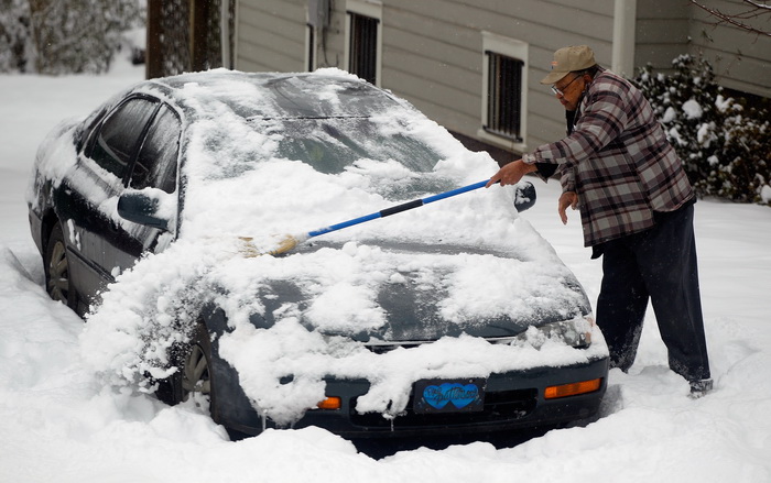 Из-за сильнейших снегопадов в шести штатах США объявлено ЧП. Фото: Scott Halleran/Getty Images
