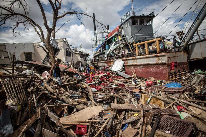Число жертв супертайфуна на Филиппинах насчитывает 5,8 тысячи человек