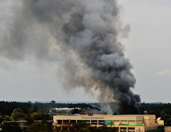 Дым поднимается над захваченным террористами торговым центром в Найроби, 23 сентября 2013 года. Серия мощных взрывов прогремела в ТЦ в Найроби. Фото: CARL DE SOUZA/AFP/Getty Images