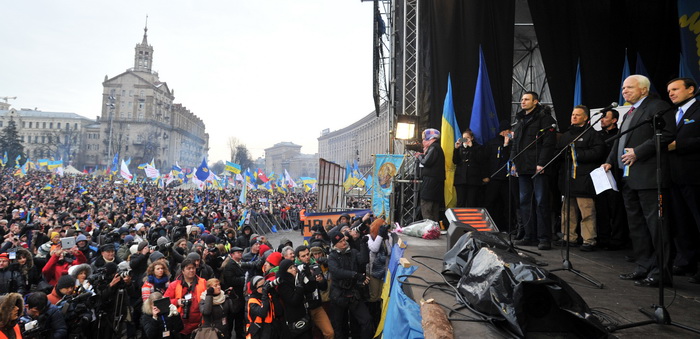 К протестующим на Евромайдане присоединились американские сенаторы