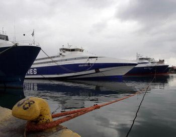Круизное судно напоролось на волнорез в Греции. Фото: Milos Bicanski/Getty Images
