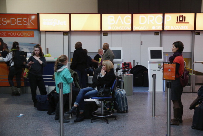 Аэропорт Лондона. Туристки из Румынии задержаны за контрабанду игуан. Фото: Oli Scarff/Getty Images