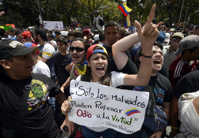В ходе массовых выступлений венесуэльских студентов двое погибли