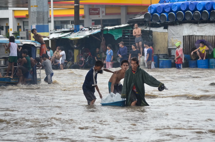 Сильное наводнение затопило филиппинскую столицу Манилу