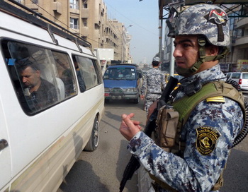 Иракский военослужщий на контрольно-пропускном пункте в центре Багдада 27 ноября 2013 года. В Ираке похитили и убили 18 человек. Фото: SABAH ARAR/AFP/Getty Images