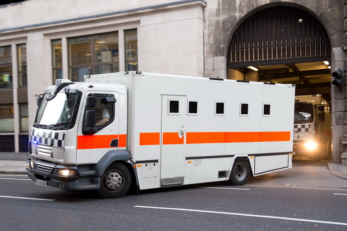 Полицейский тюремный микроавтобус выезжает с территории суда «Олд-Бейли», Лондон. Фото: LEON NEAL/AFP/Getty Images